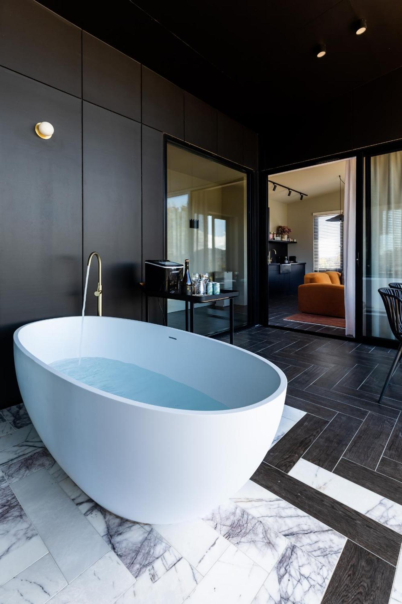 Wherewithal Luxury Suites Carlton Екстериор снимка